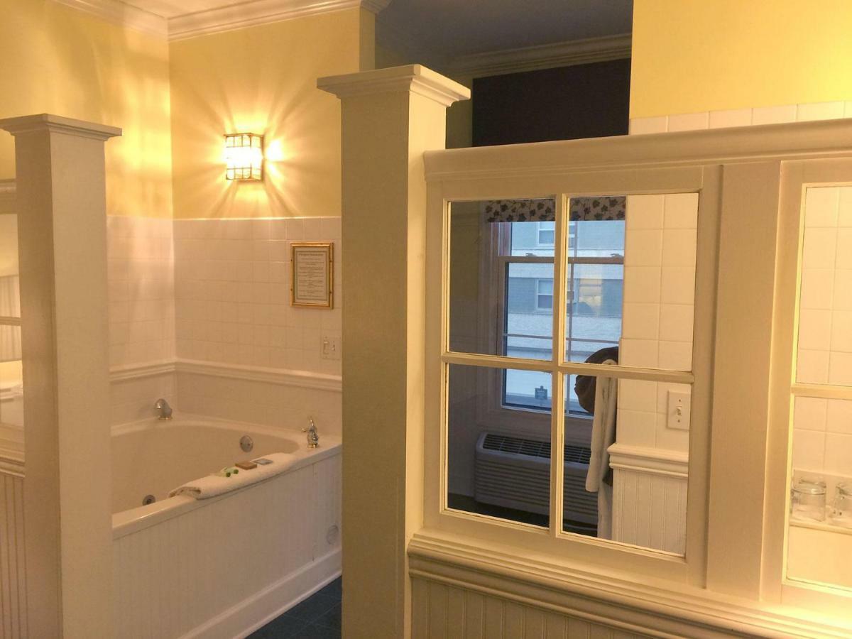 County Clare Inn Milwaukee Room photo